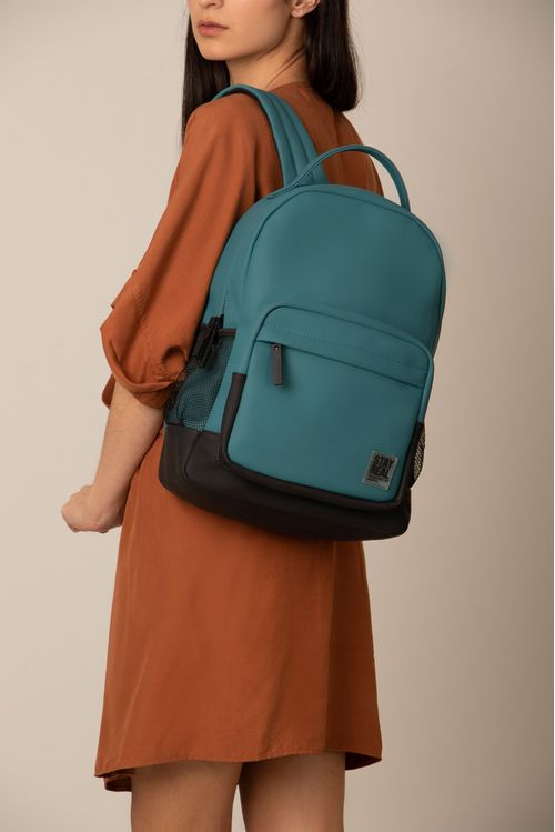 Bolso tipo tula morral estructurado para mujer en sintetico liso con textura nubucada y bolsillo frontal con mallas laterales en contraste