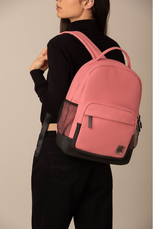 Bolso tipo tula morral estructurado para mujer en sintetico liso con textura nubucada y bolsillo frontal con mallas laterales en contraste