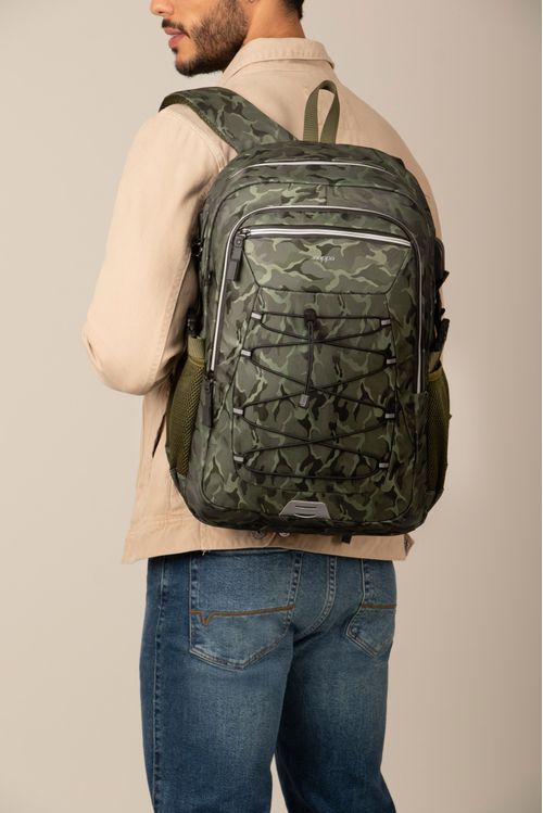 Bolso para hombre tipo tula morral en lona camuflada con cierres invertidos en contraste reflectivos